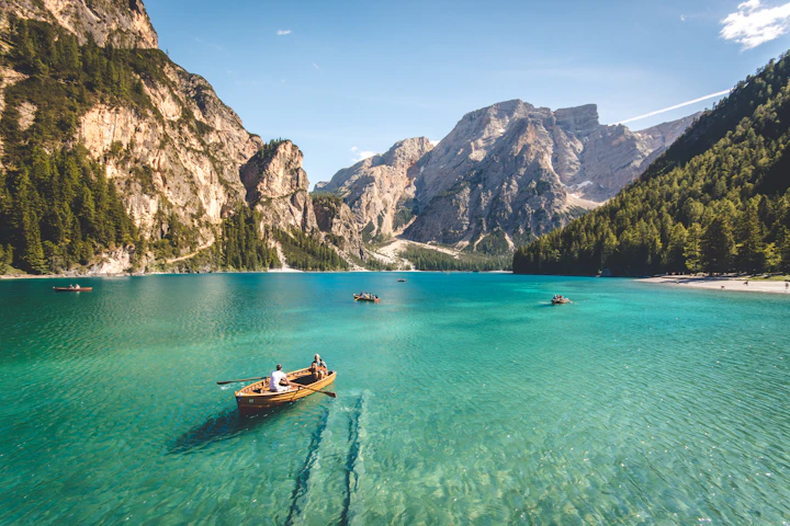 Un lac entouré de montagnes