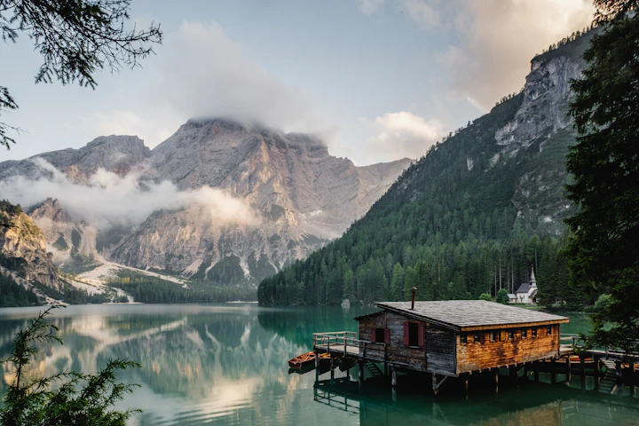 Un paysage de montagne au bord de l’eau